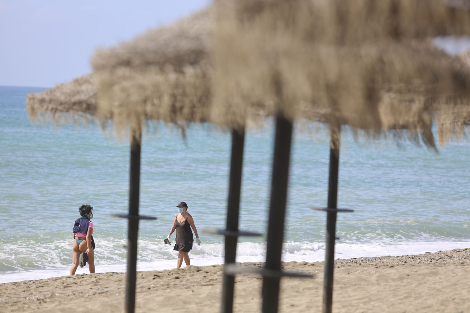 Fotos de la playa de la Malagueta, en Málaga, vacía pese al calor