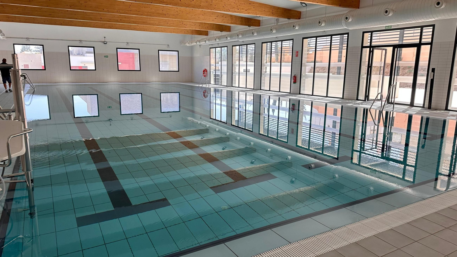 Piscina cubierta del centro deportivo.