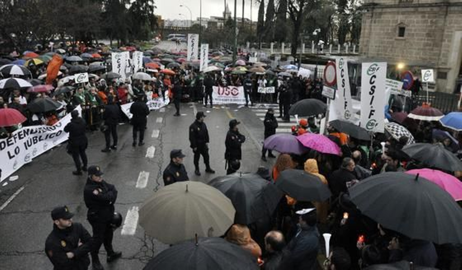 Funcionarios, miembros de los sindicatos CSIF, Safja y Ustea, protestan a las puertas del Parlamento contra la reforma del sector público.

Foto: Manuel Gómez