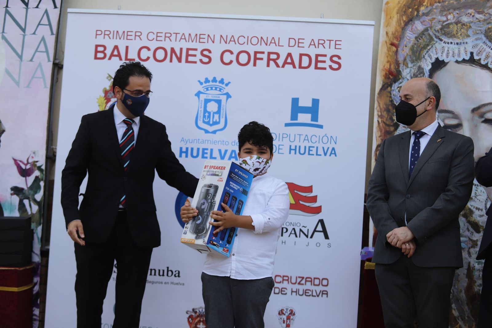 Entrega de los premios del certamen de arte 'Balcones Cofrades' y el concurso escolar de pasos y carteles de Semana Santa 'Ciudad de Huelva'