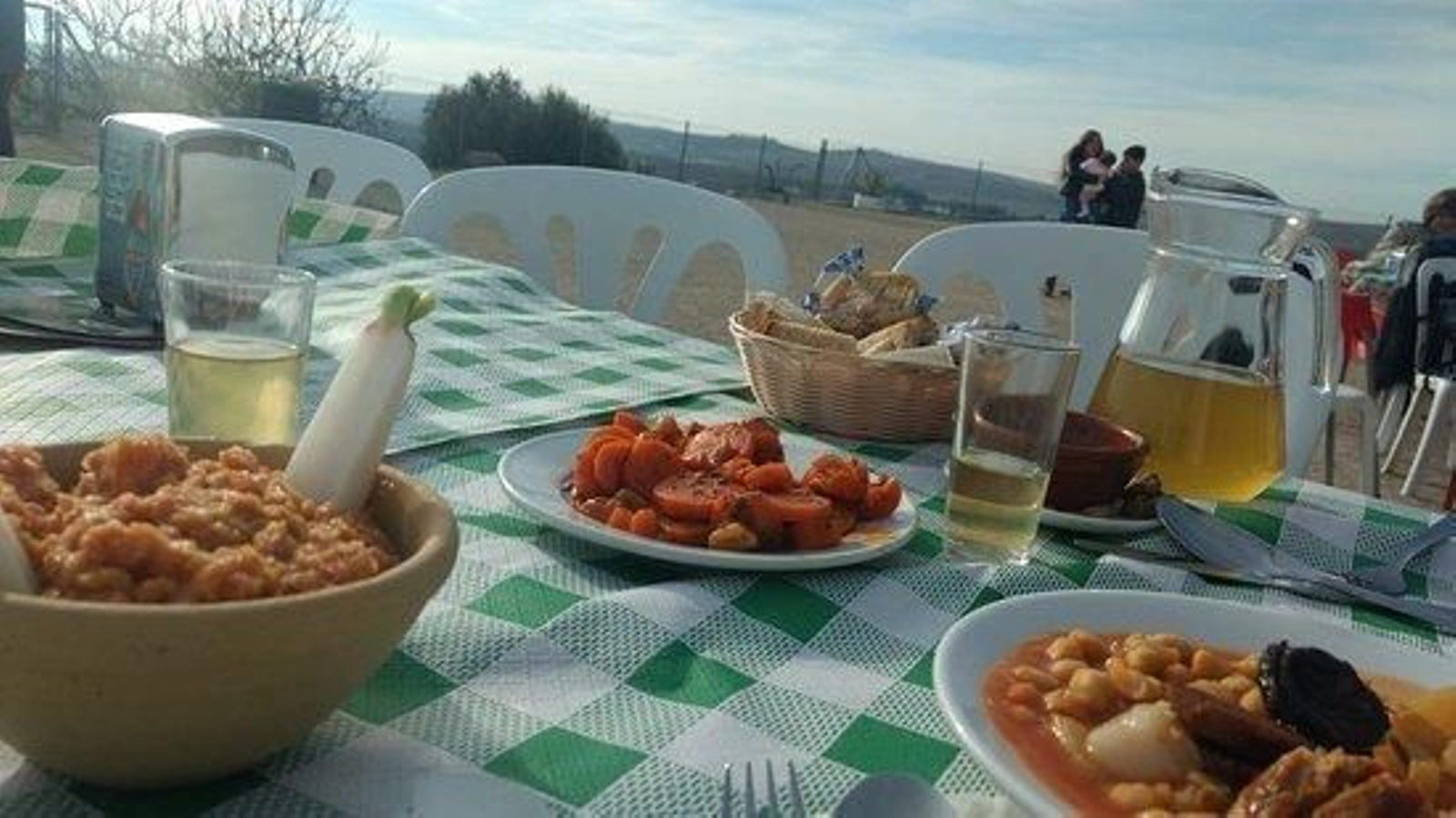 El Corregidor Viejo Sitio para los que gusten de las bullas y los sitios concurridos. El local es amplio y tiene un amplio aparcamiento. Cuando llegas, si está todo ocupado, que es lo habitual, te apuntan en una lista y te van llamando. Guisos y carnes ibéricas es lo más solicitado de la carta. Amplio aparcamiento. Están en la Cañada del Moro, en la carretera de Morabita.