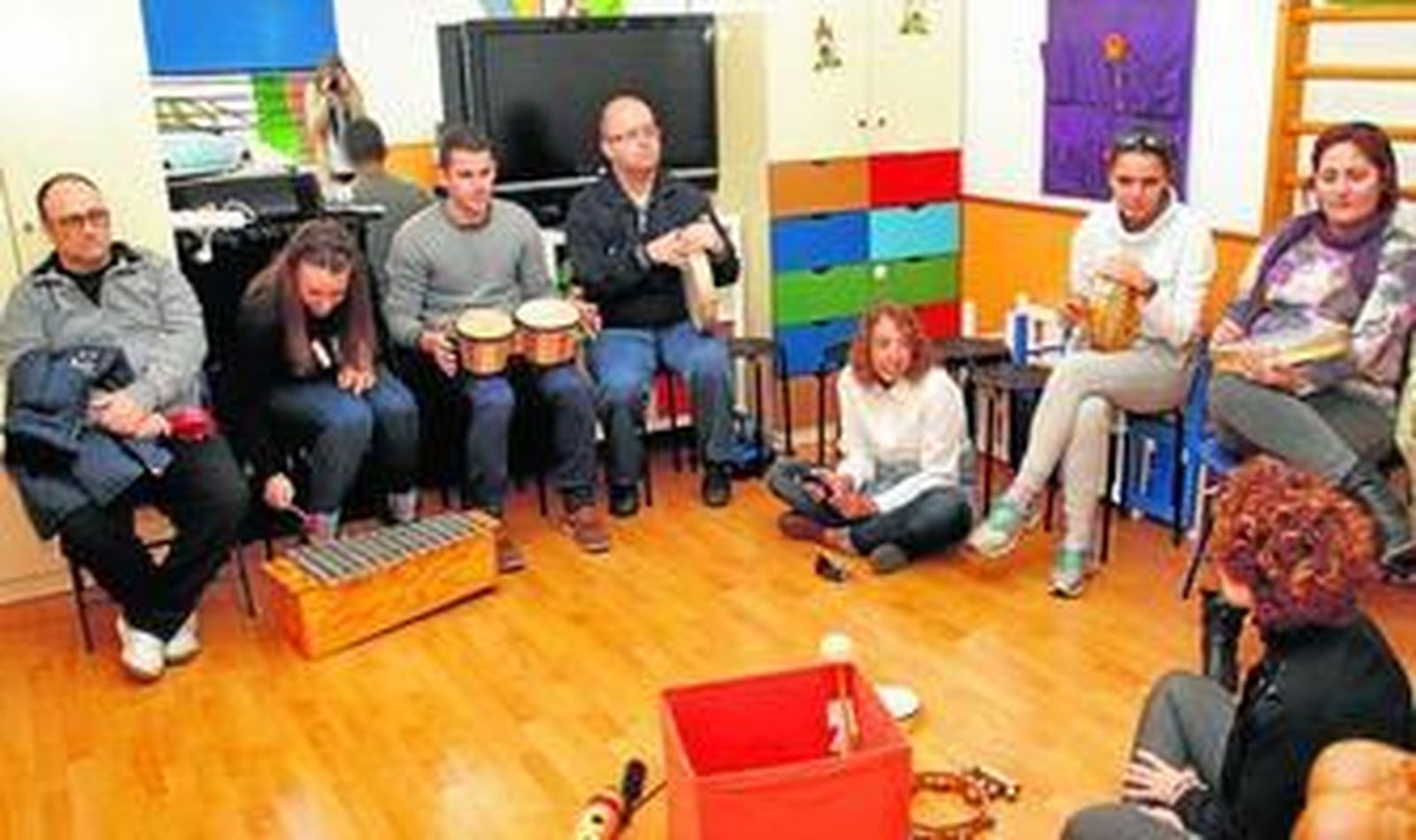 Los chicos de El Saliente durante el taller en Aula Creativa de Música.