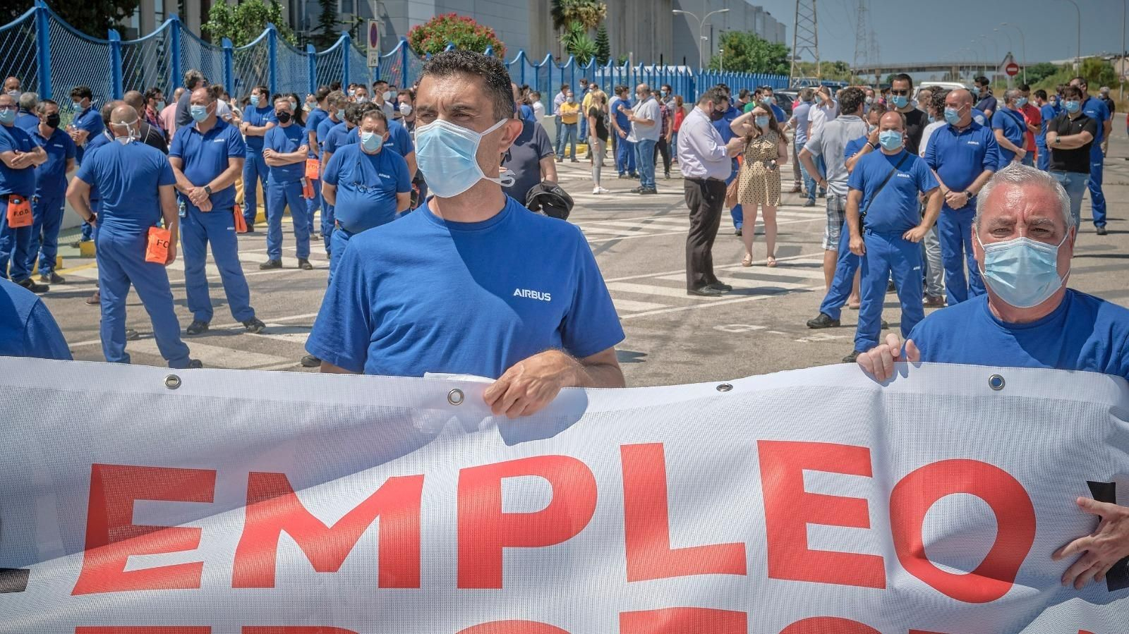 Concentración de trabajadores de Airbus ante la factoría de Puerto Real.