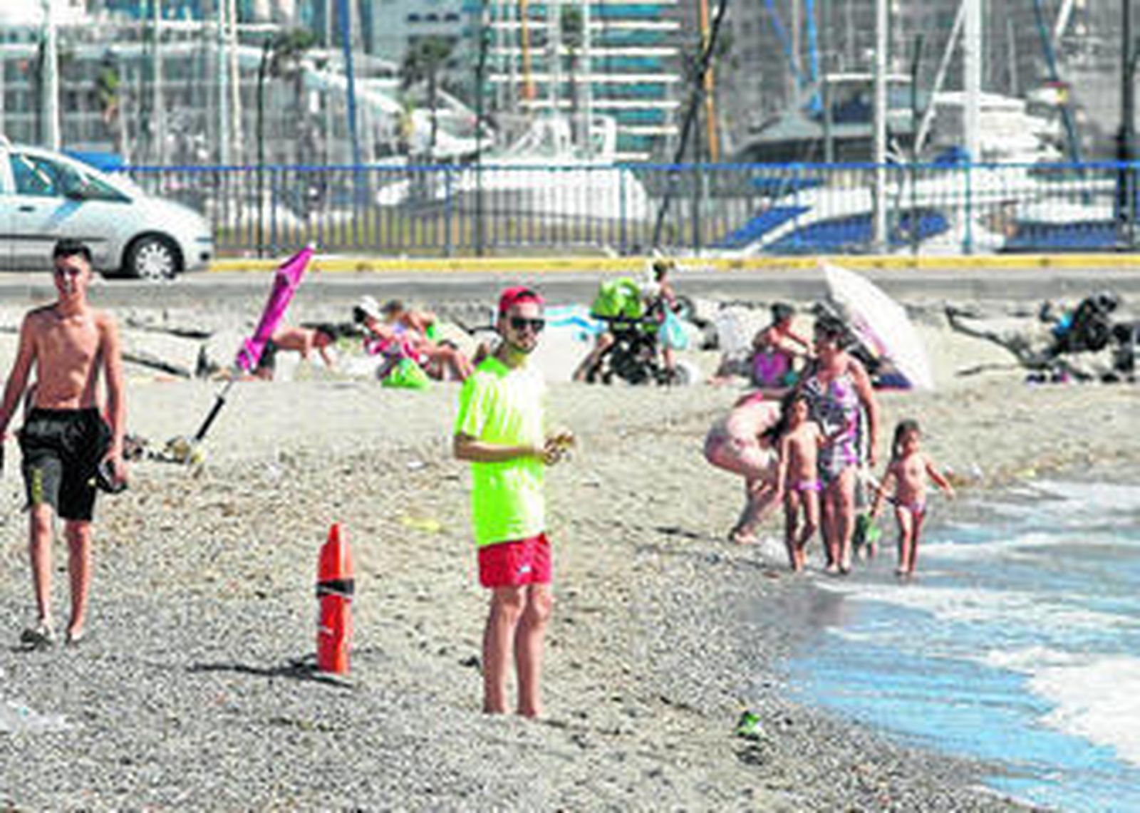 Socorristas en la playa de Poniente, en el inicio de la temporada de playas.