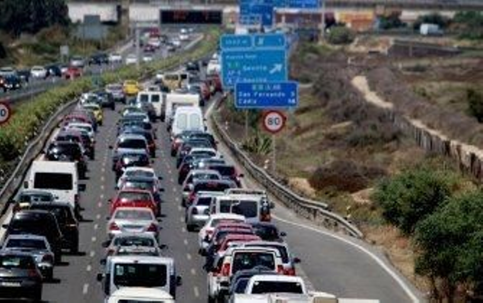 Los atascos de Tres Caminos empañan la operación salida