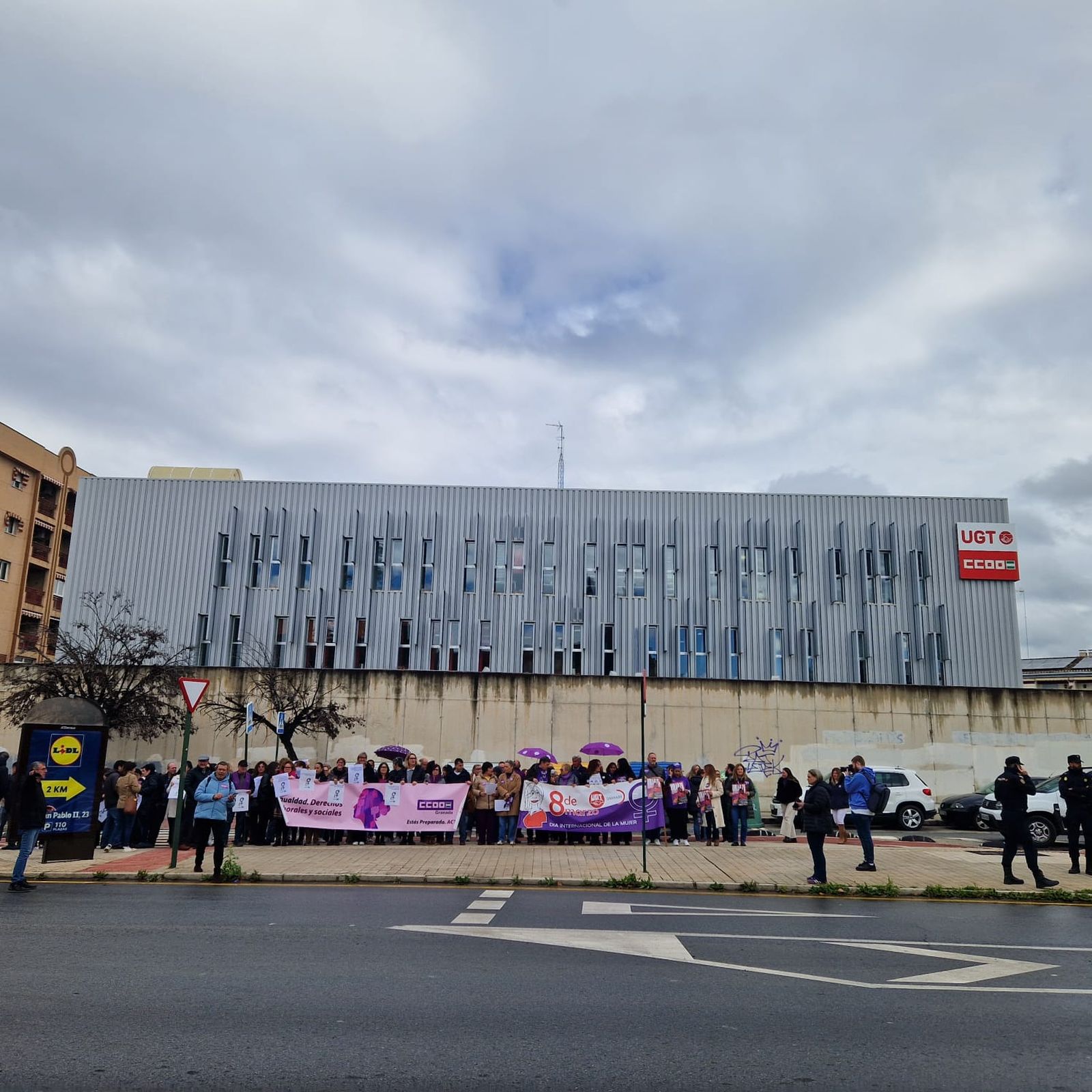 Imagen de la concentración de UGT y CCOO celebrada este viernes por el Día Internacional de la Mujer