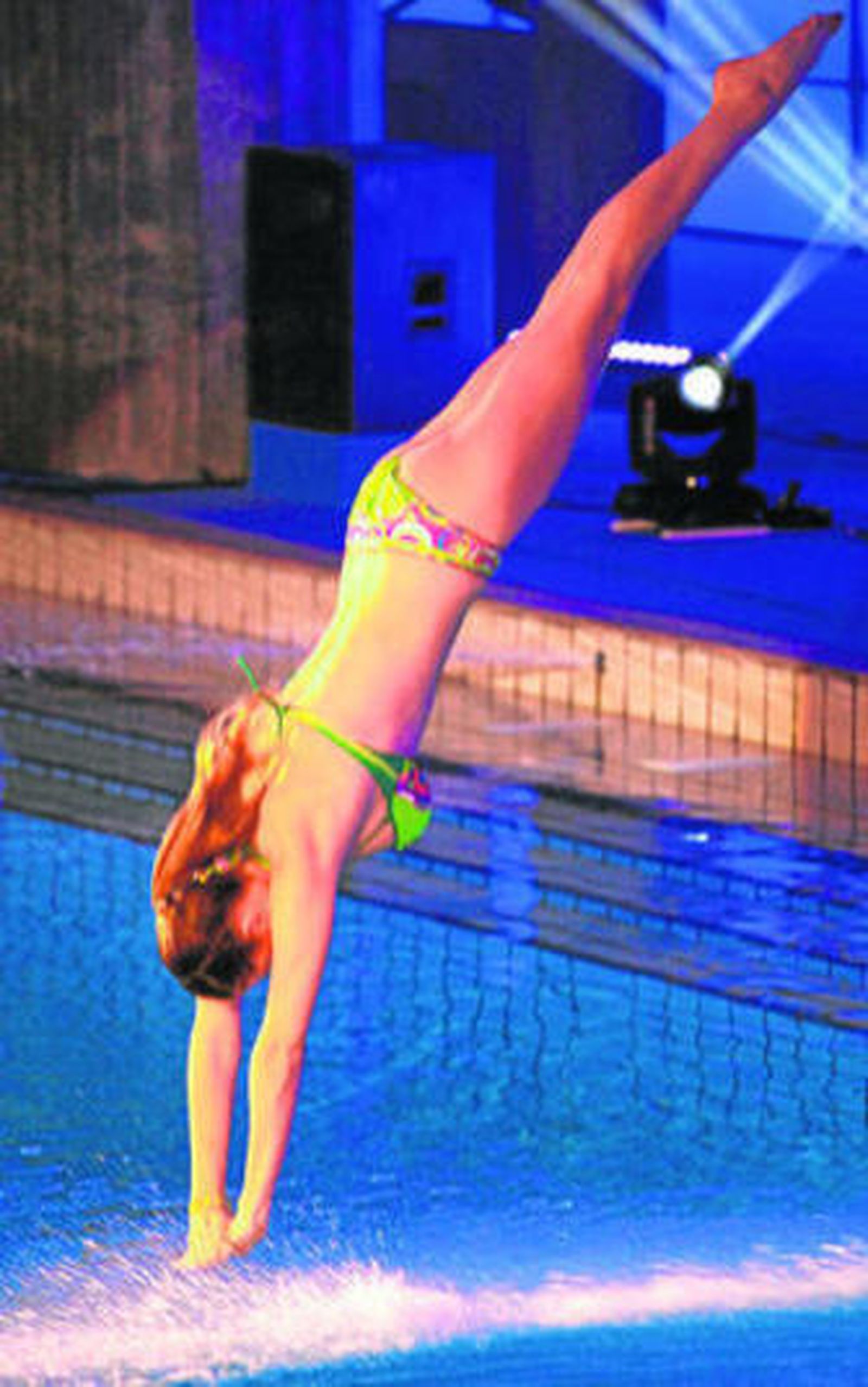 La modelo Elisabeth Reyes se tira de cabeza a la piscina.