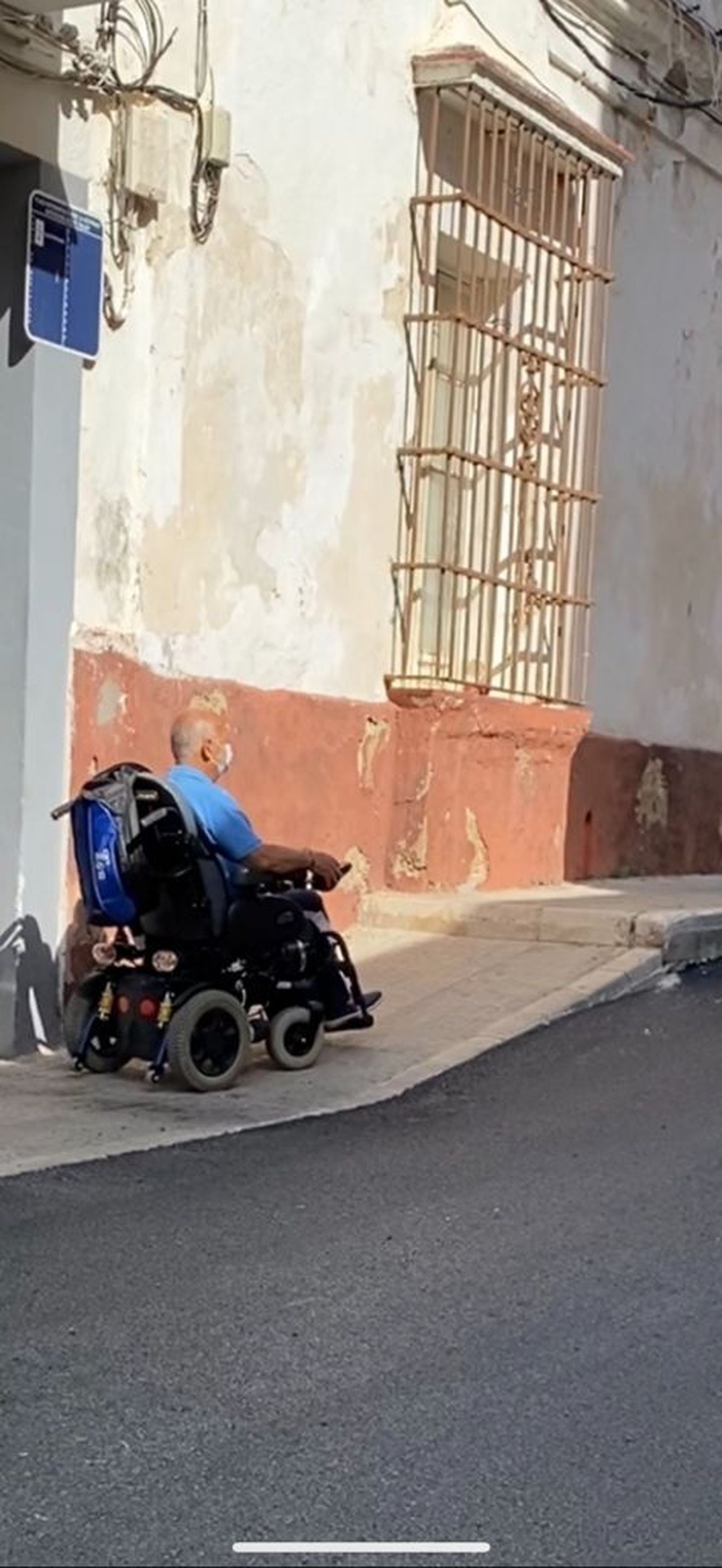 Un hombre en silla de ruedas se encuentra con un obstáculo en Benítez Morera.