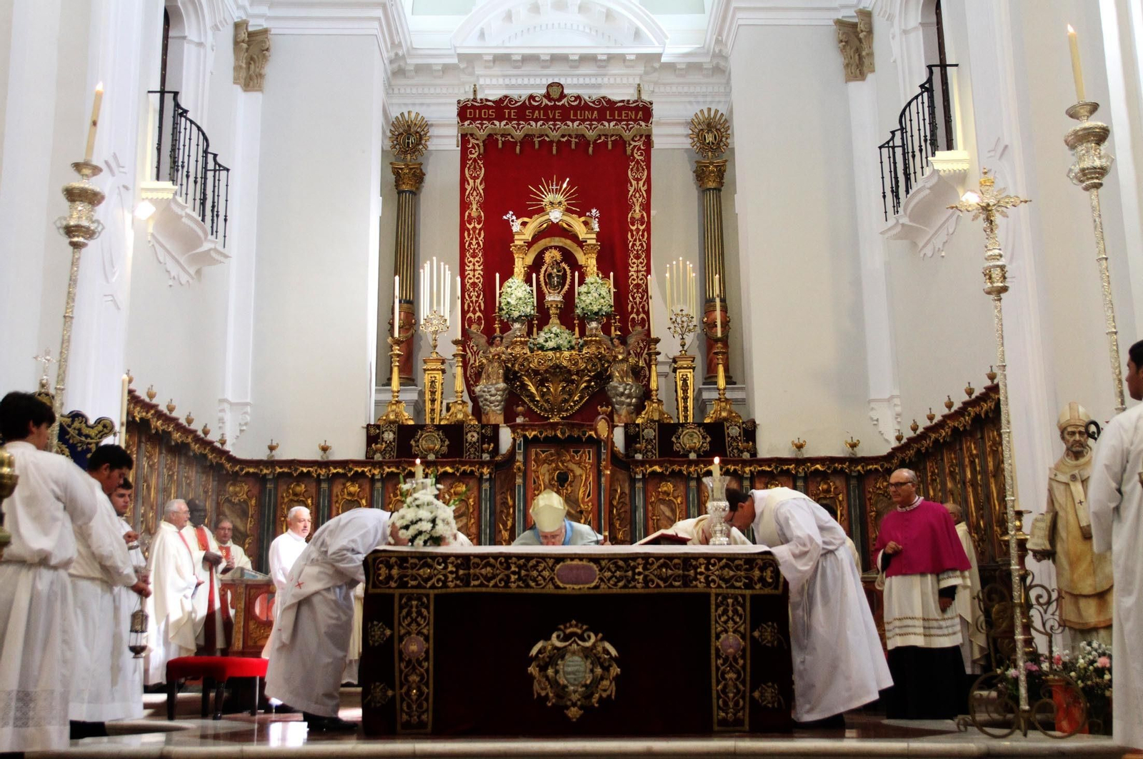 Misa ante la Virgen de La Cinta presidida por el obispo de Huelva, José Vilaplana, en la Catedral