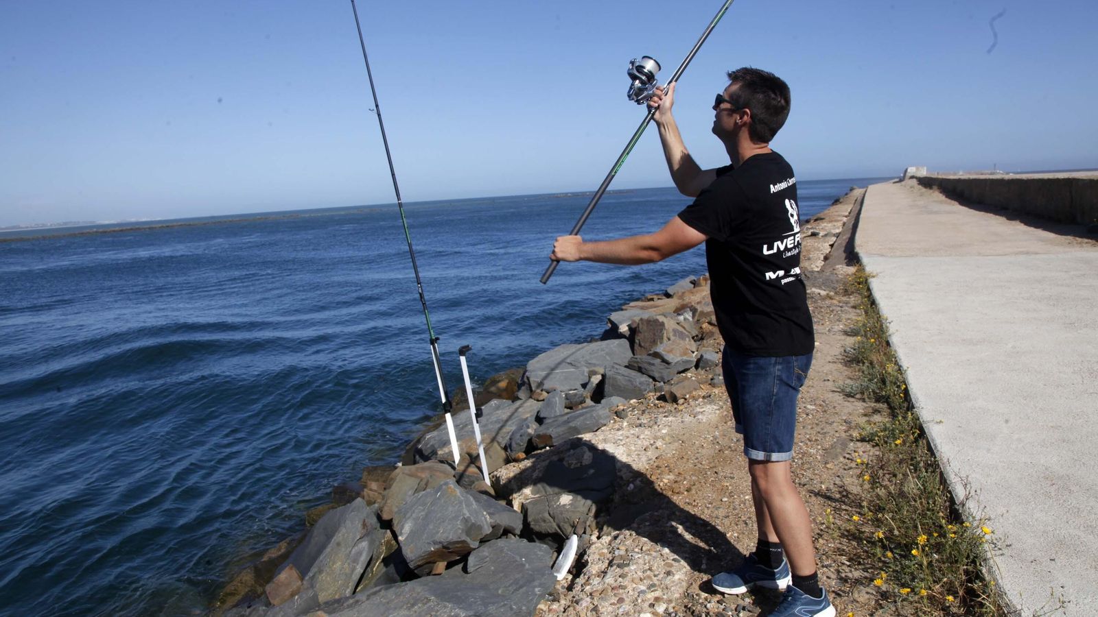 El pescador de surfcasting ayamontino lanza una de sus cañas