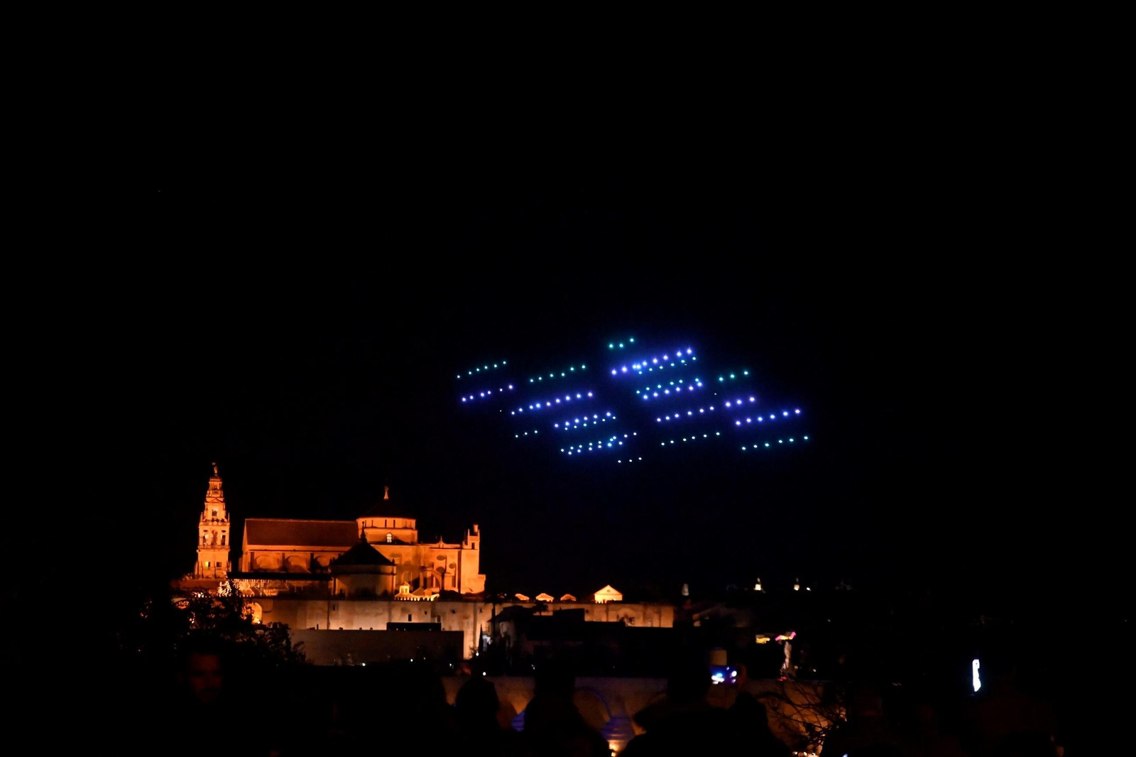 Más de un centenar de drones iluminan la Navidad desde el cielo de Córdoba
