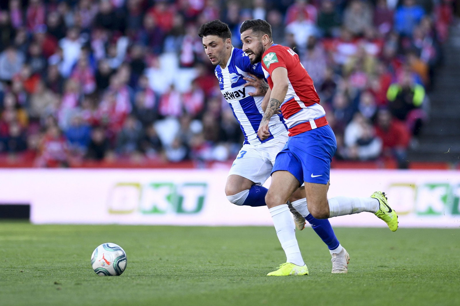 Vadillo conduce el balón encimado por su par en el choque ante el Alavés