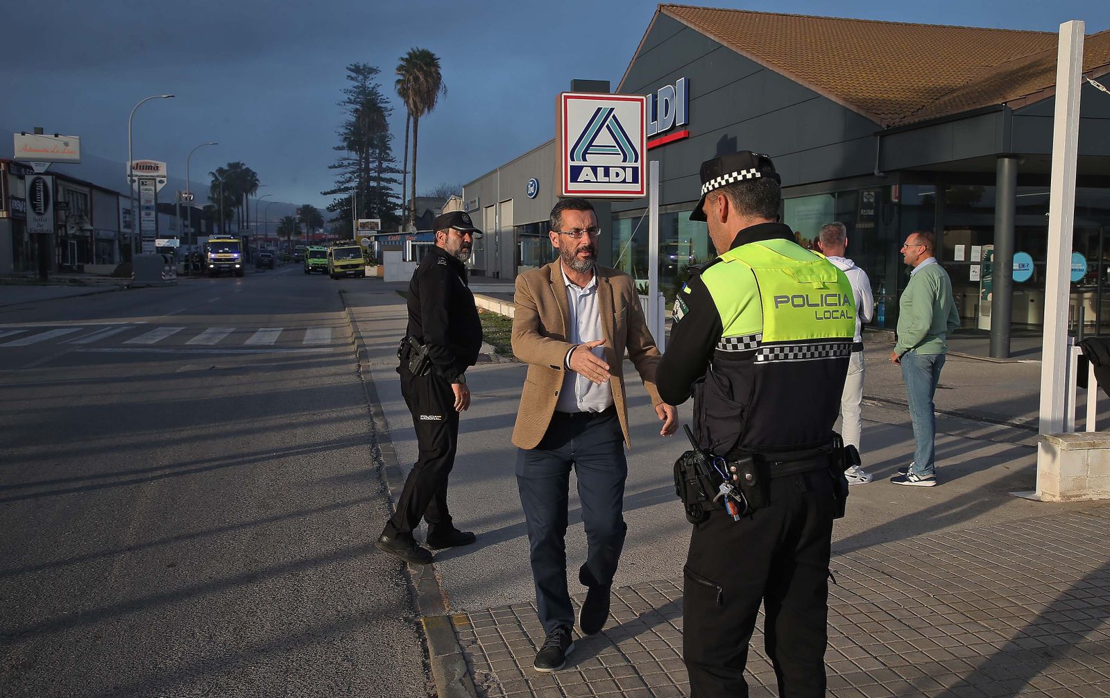 Imágenes del incendio de la nave de pinturas del polígono industrial Zabal Bajo en La Línea