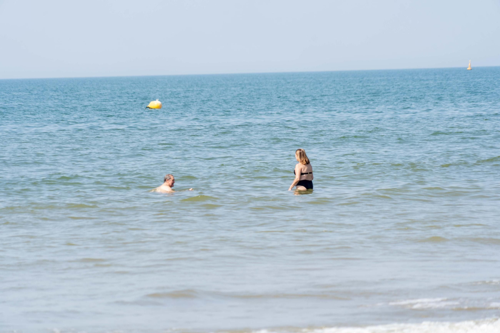 Una mañana de domingo en El Espigón, la playa de Huelva capital.