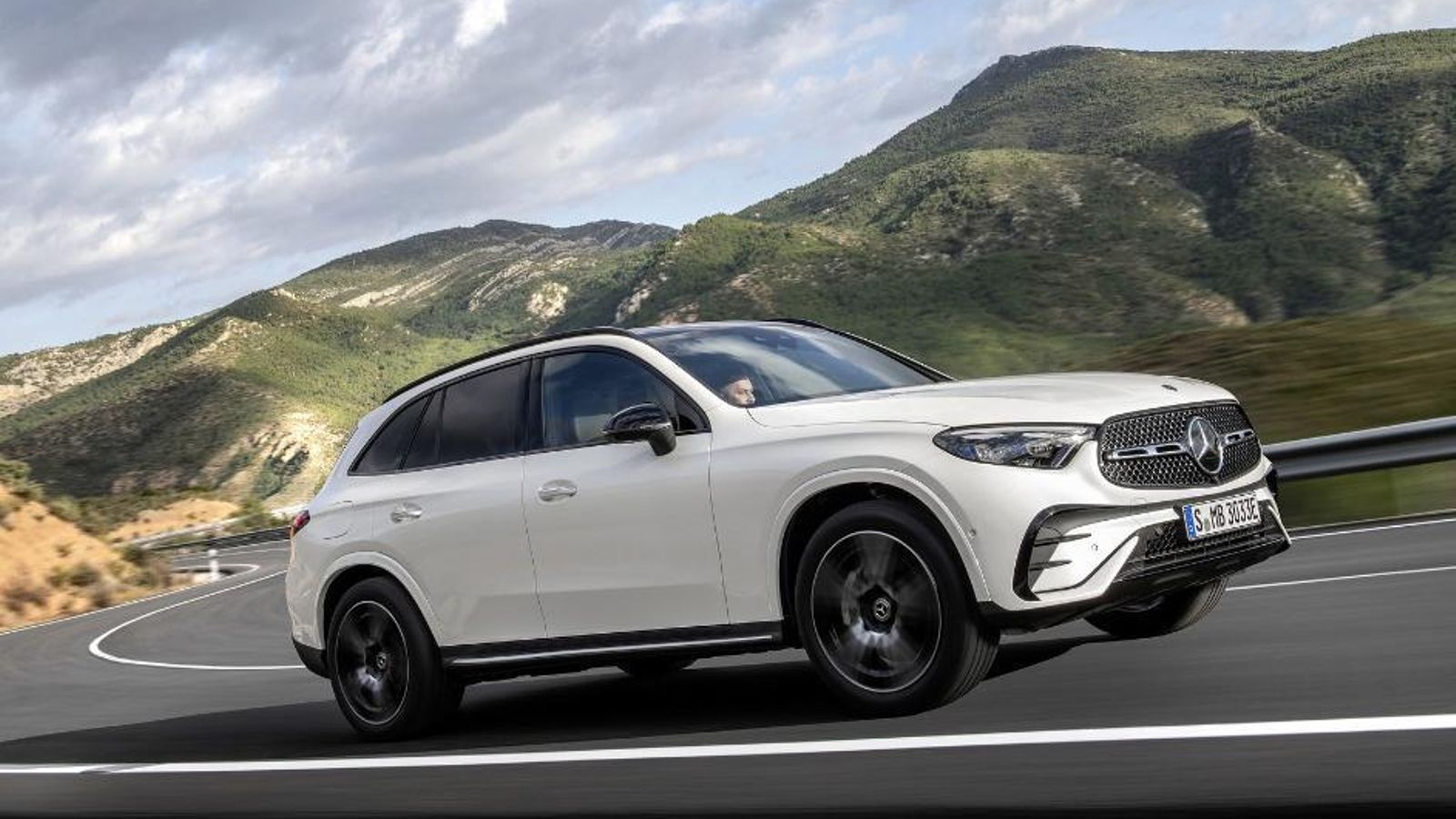 El GLC se hace un poco más largo y más bajo (1,64 m), mientras que la anchura se mantiene igual (1,89 m). La distancia entre ejes apenas varía 1,5 cm, lo que deja mucho del crecimiento longitudinal en el voladizo trasero.