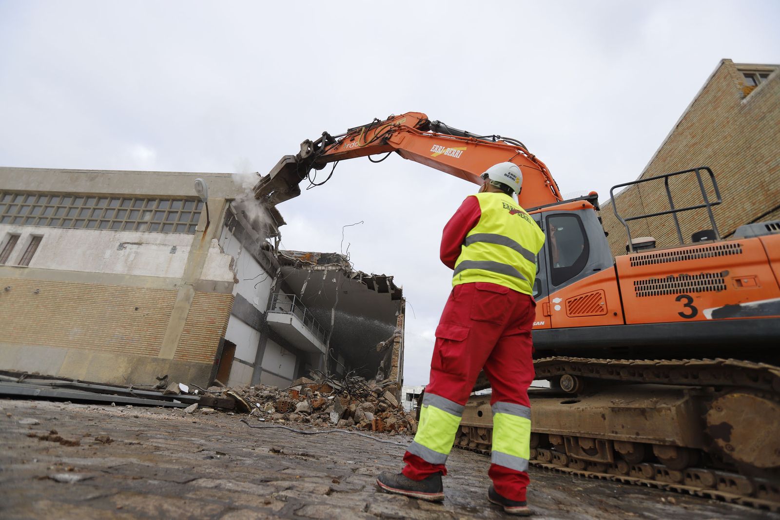 Las primeras paredes de la lonja antigua comenzaron a caer a primera hora de la mañana de ayer.