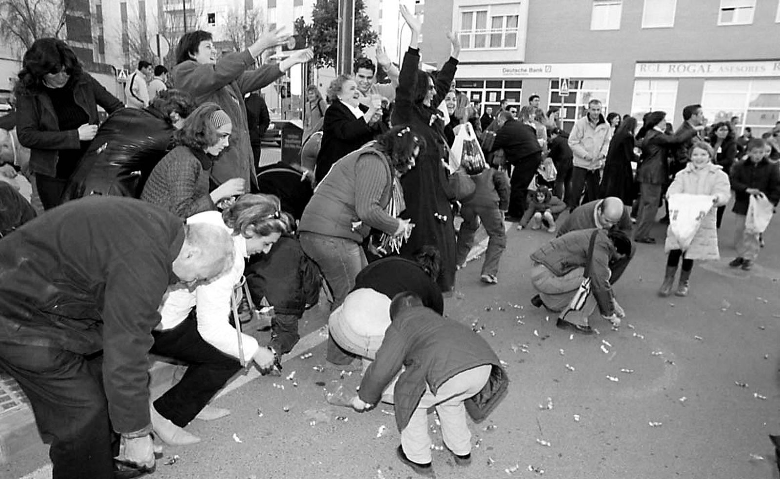 Cabalgata de Reyes de San Fernando, en las Navidades de 2024. Los años pasan pero hay una imagen que nunca cambia: la gente tirándose al suelo para recoger caramelos en la gran tarde de las vísperas