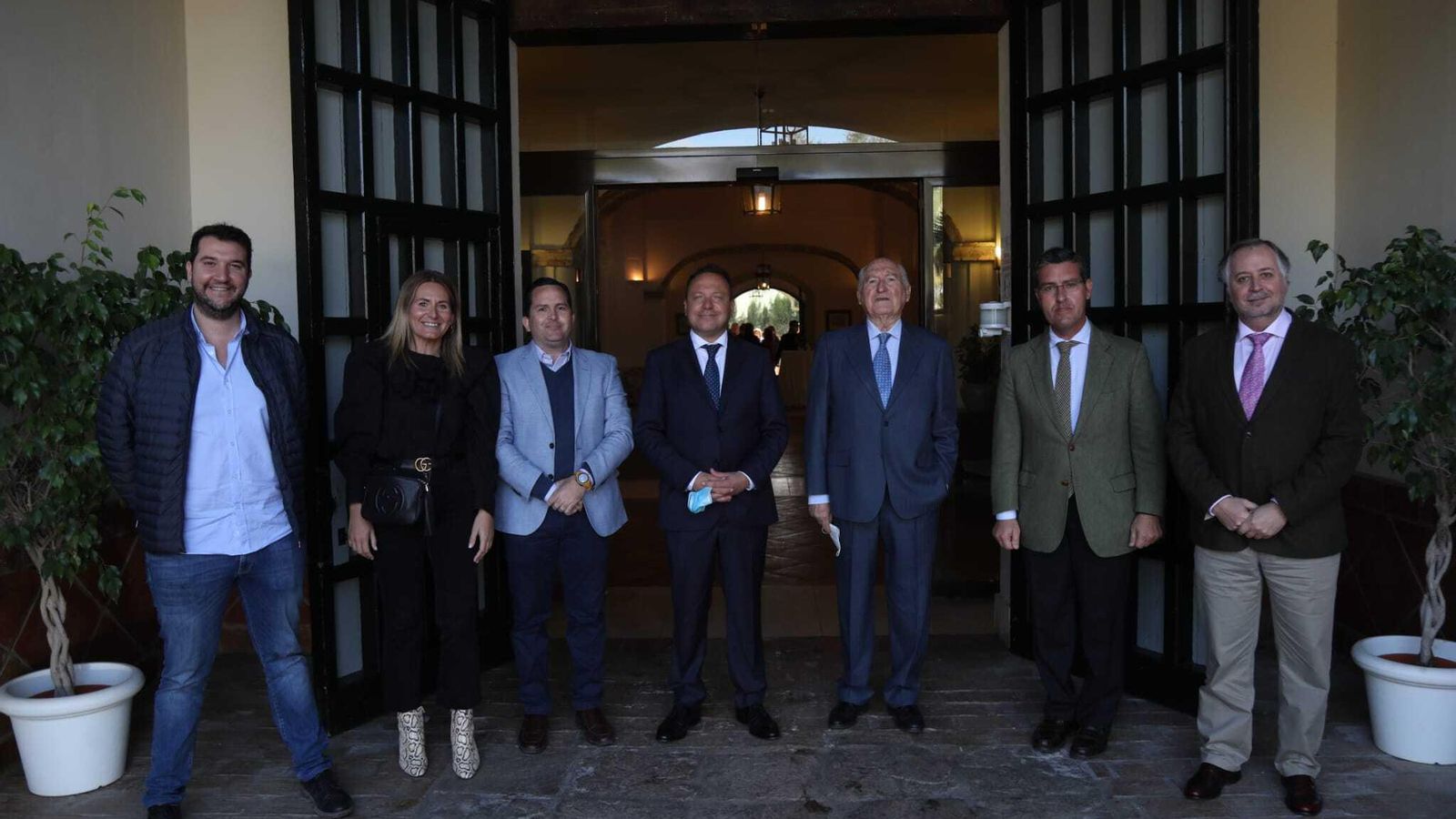 Zamorano, con la nueva junta directiva de la Asociación Provincial de Estaciones de Servicio que encabeza Francisco Aguilar