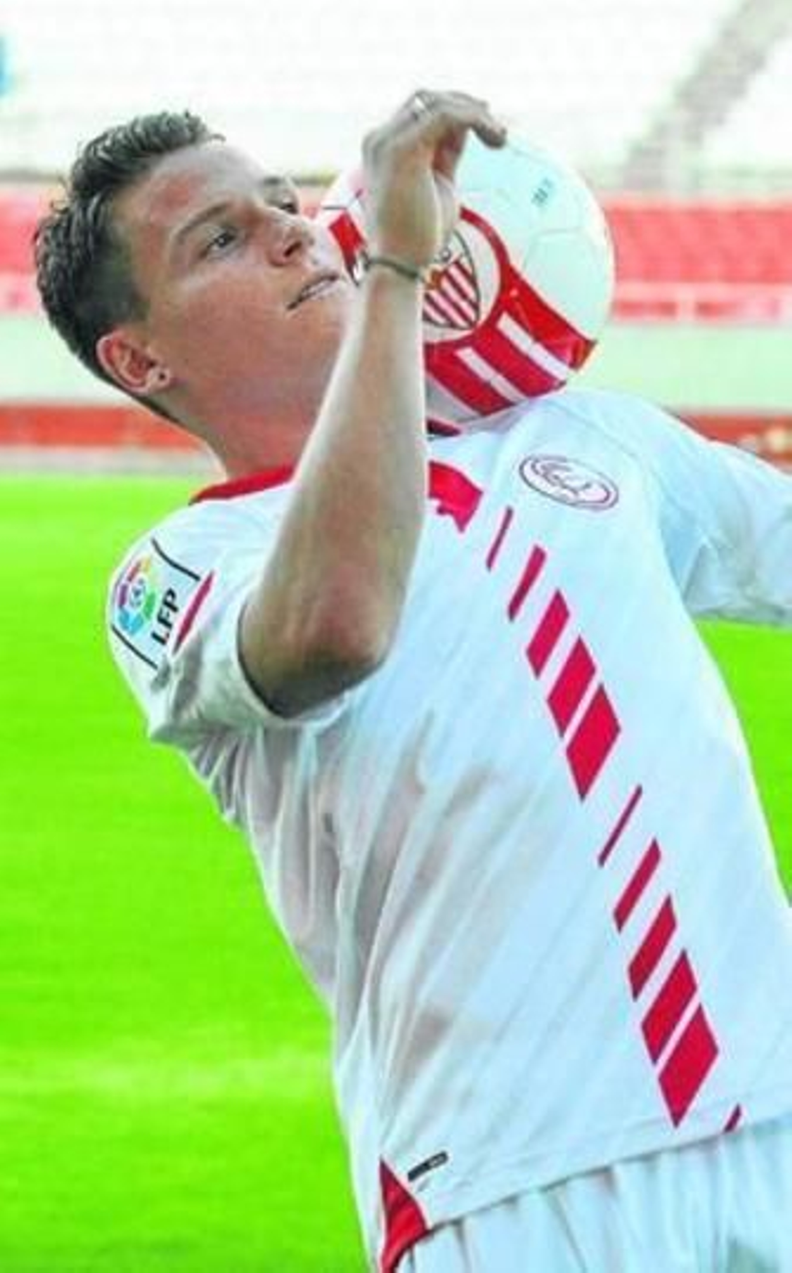 Kevin Gameiro controla el balón con el hombro durante su presentación oficial.