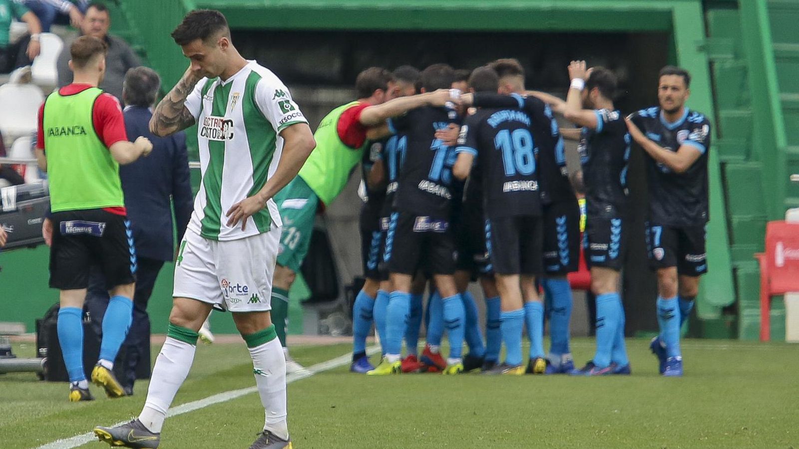 Jaime Romero se lamenta mientras el Lugo celebra su segundo gol.