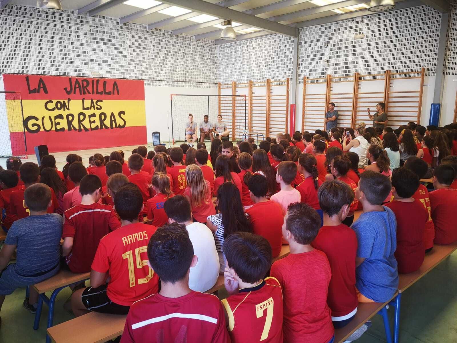 Fotogalería de la visita de las 'Guerreras' a colegios de la provincia