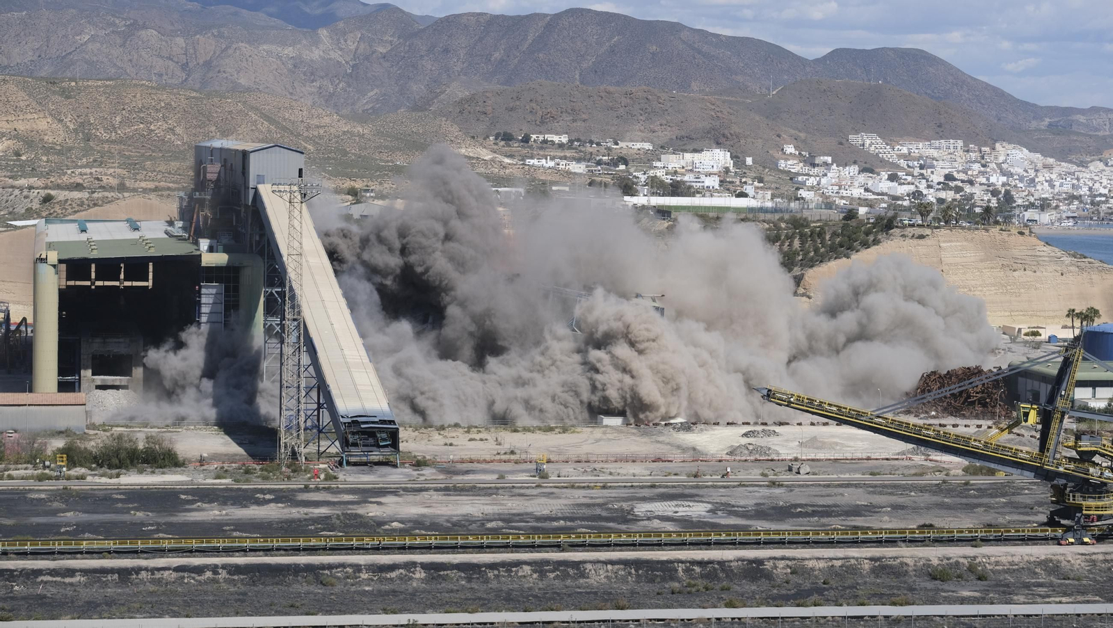 La voladura-demolición de la central térmica de Endesa en Carboneras, en imágenes