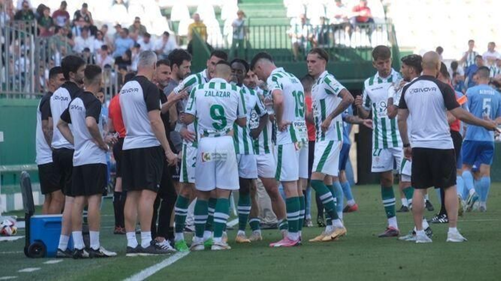 Iván Ania da órdenes en el tiempo de hidratación durante la cita ante el Alcoyano. Iván Ania da órdenes en el tiempo de hidratación durante la cita ante el Alcoyano.