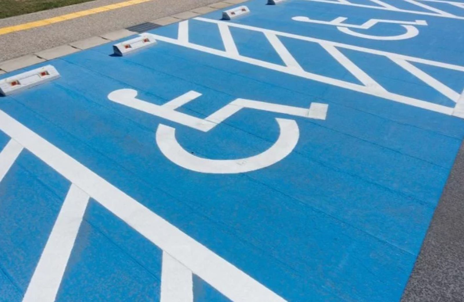 La tarjeta de aparcamientopara minusválidos tendrá un sistema 'anticopia' para evitar su falsificación