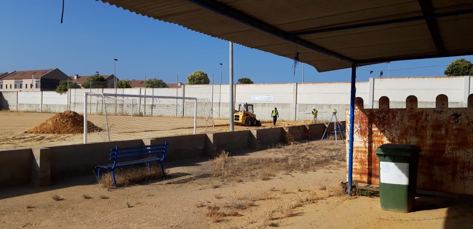 Operarios inician los trabajos de mejora en el campo de fútbol de Pérez Cubillas.