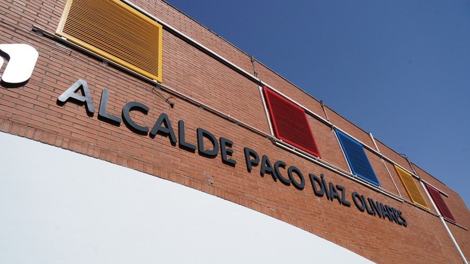 El centro municipal de deportes de Moguer, con su nueva denominación.