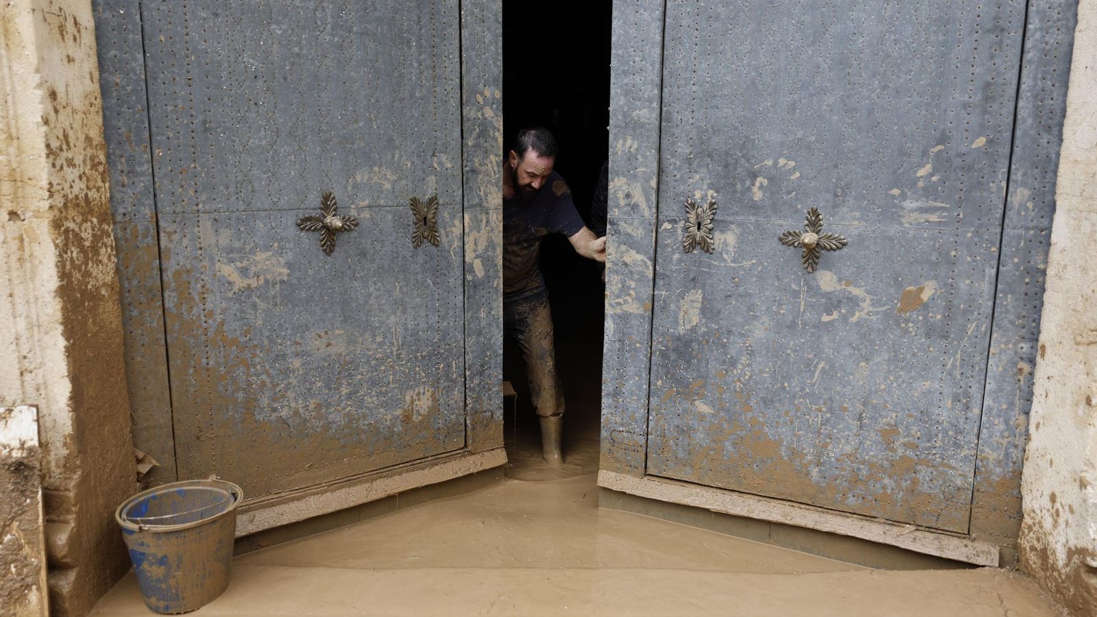 Valencia sigue buscando desaparecidos 2 días después de la tragedia histórica por la DANA