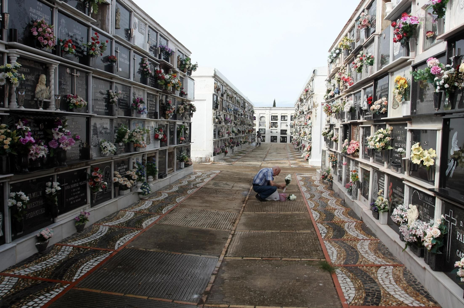 Imágenes del ambiente en el cementerio La Soledad, Huelva