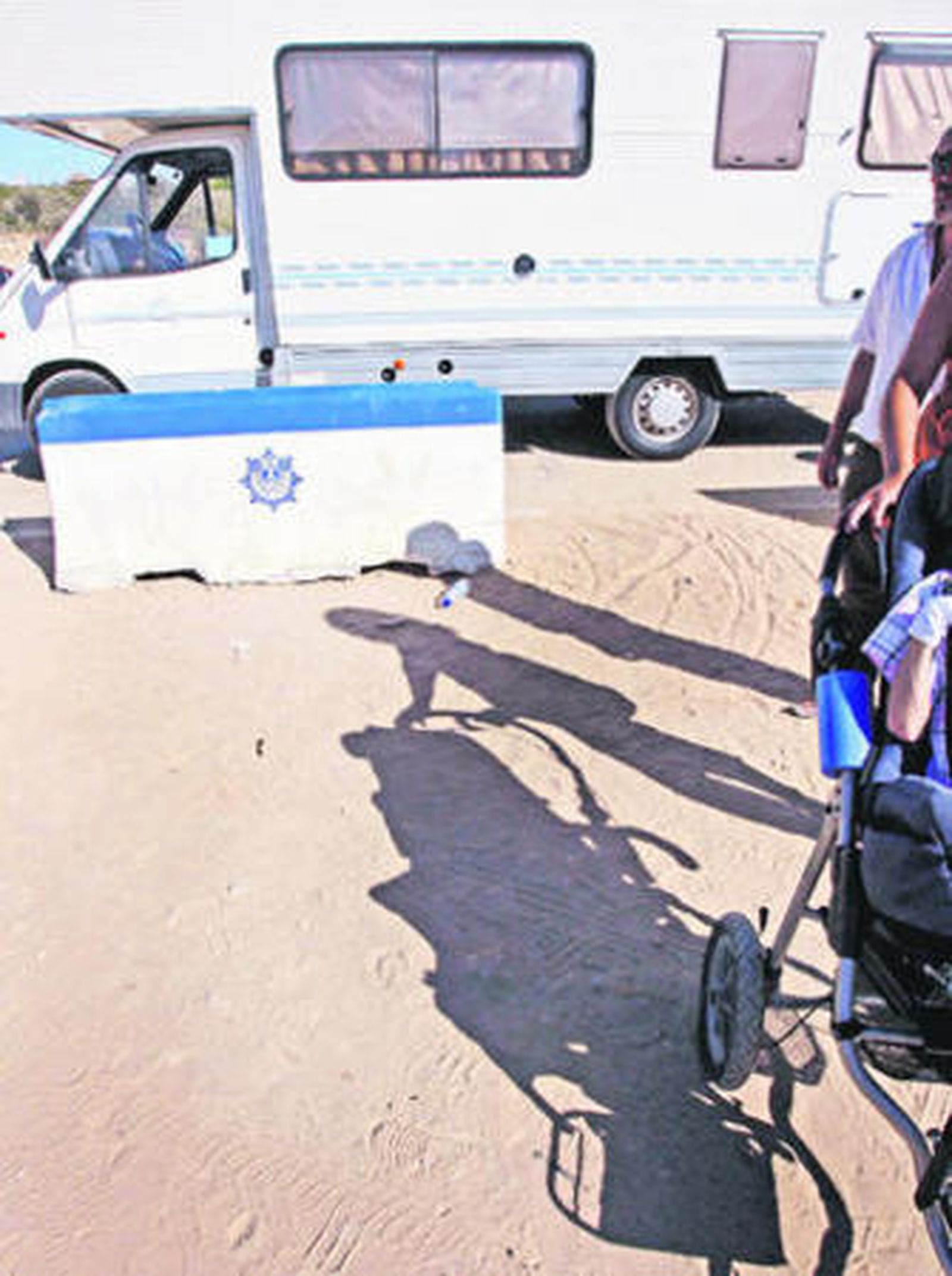 Esta familia utiliza su vehículo-vivienda para viajar y en él transportan los aparatos que necesita Fernando.