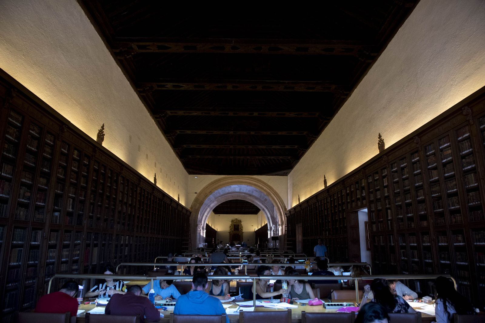 La biblioteca del Hospital Real, abierta durante el mes de agosto