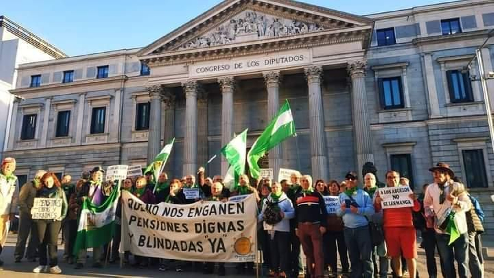 Los pensionistas portuenses de Los lunes al sol,  en Madrid.