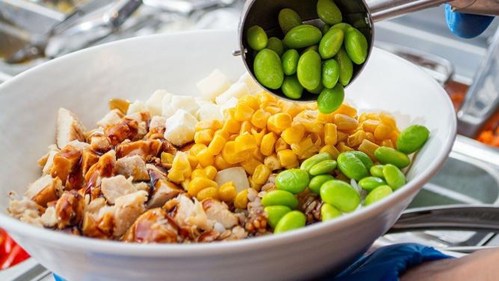 Elaboración de un poké bowl en Healthy Poké