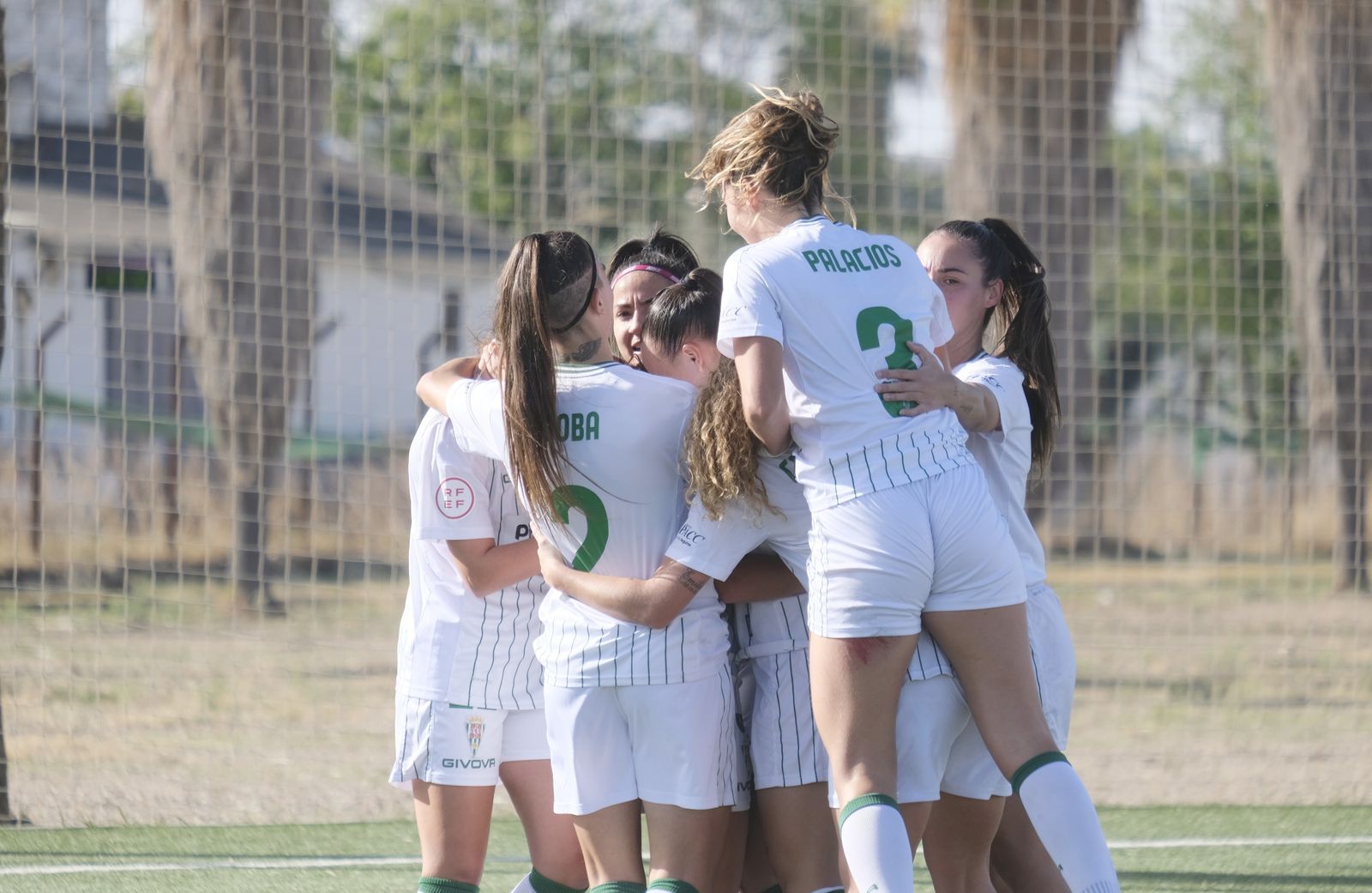 Las jugadoras del Córdoba Femenino celebran un gol.