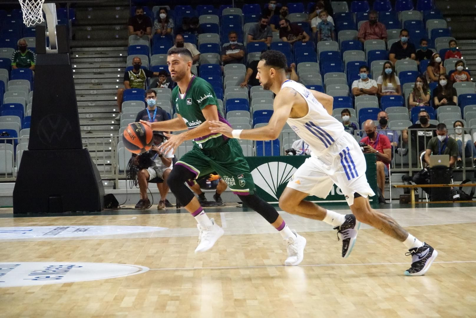 Jaime Fernández, defendido por Williams-Goss.