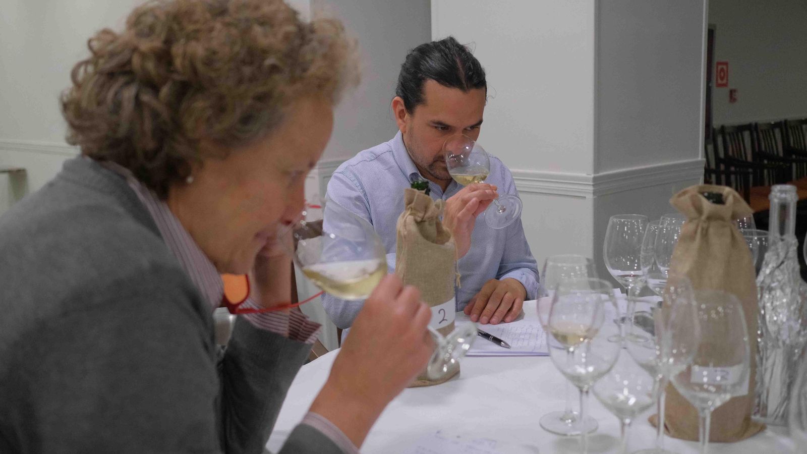 Los expertos realizan la cata a ciegas sin conocer al productor. Los expertos realizan la cata a ciegas sin conocer al productor.