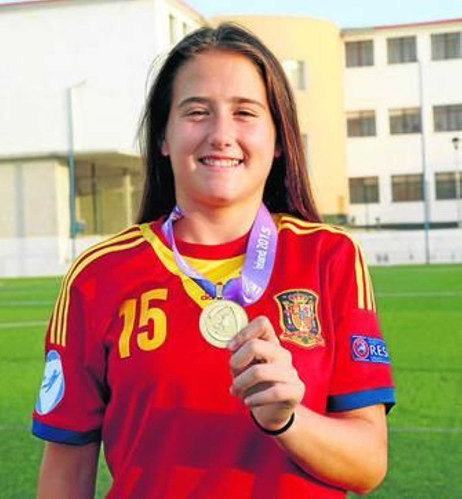 Natalia Nontilla posa con la medalla de oro lograda en el Europeo sub 17 con España.