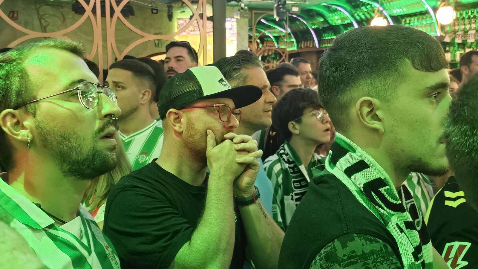 Así vivieron los béticos de Algeciras la final de la Conference League contra el Chelsea en el Botanic