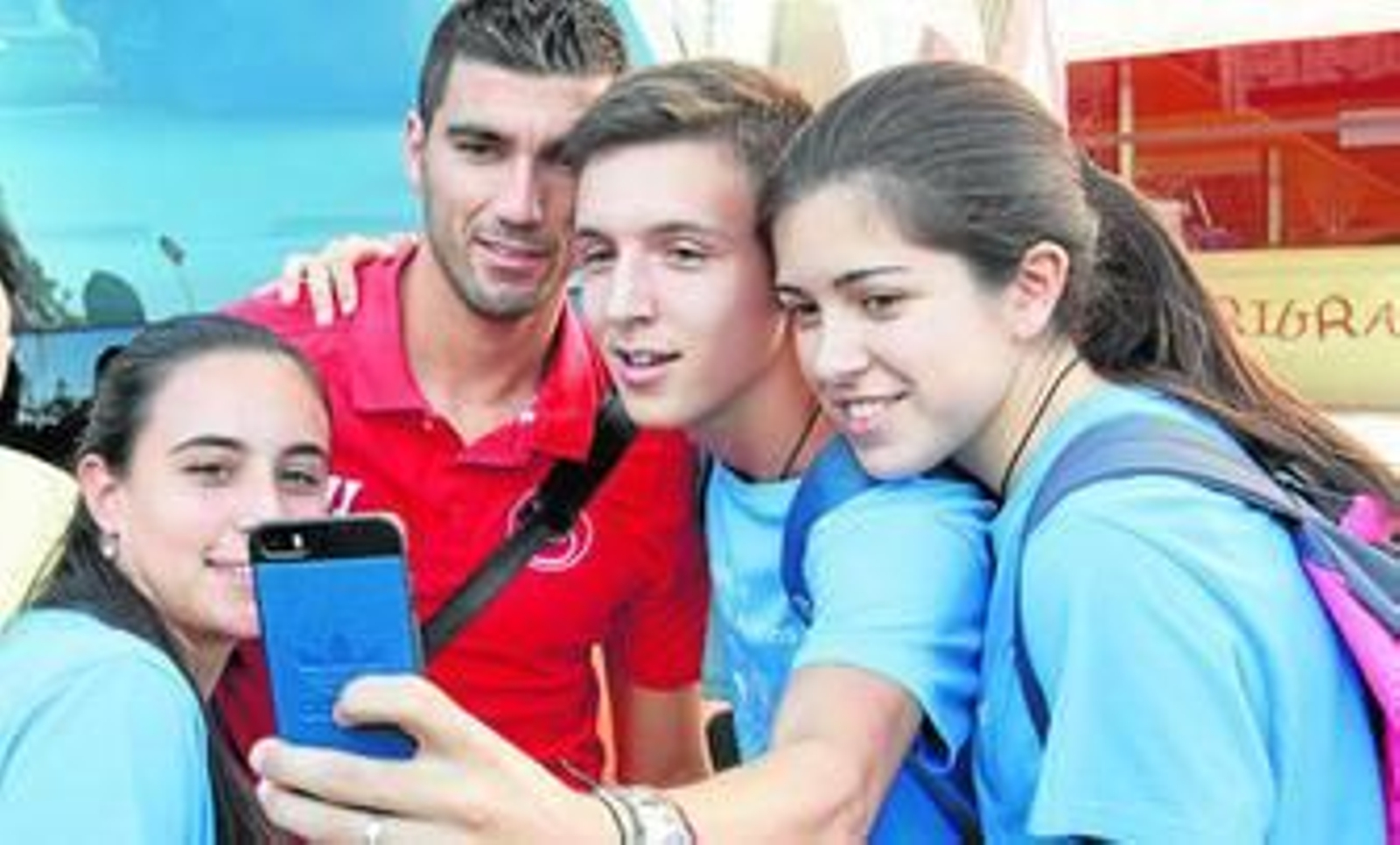 Reyes accede a fotografiarse con tres jóvenes aficionados a la saliad del equipo del estadio, ayer antes de volar hacia Elche desde San Pablo.