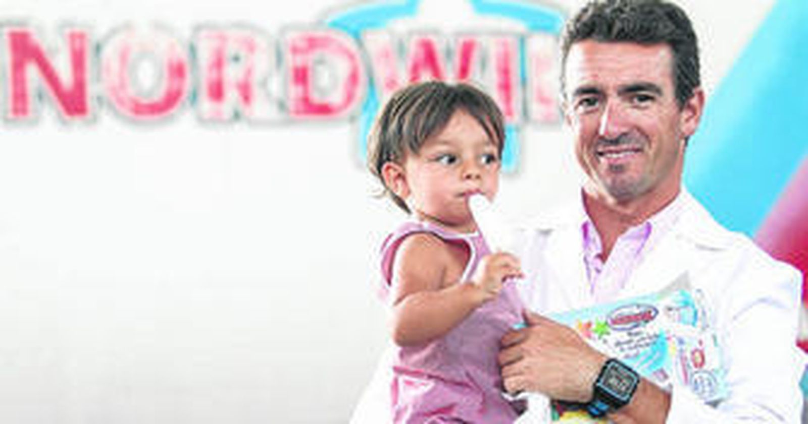 César Penalva (padre e hijo) en las instalaciones de la empresa de helados situada en Churriana de la Vega.