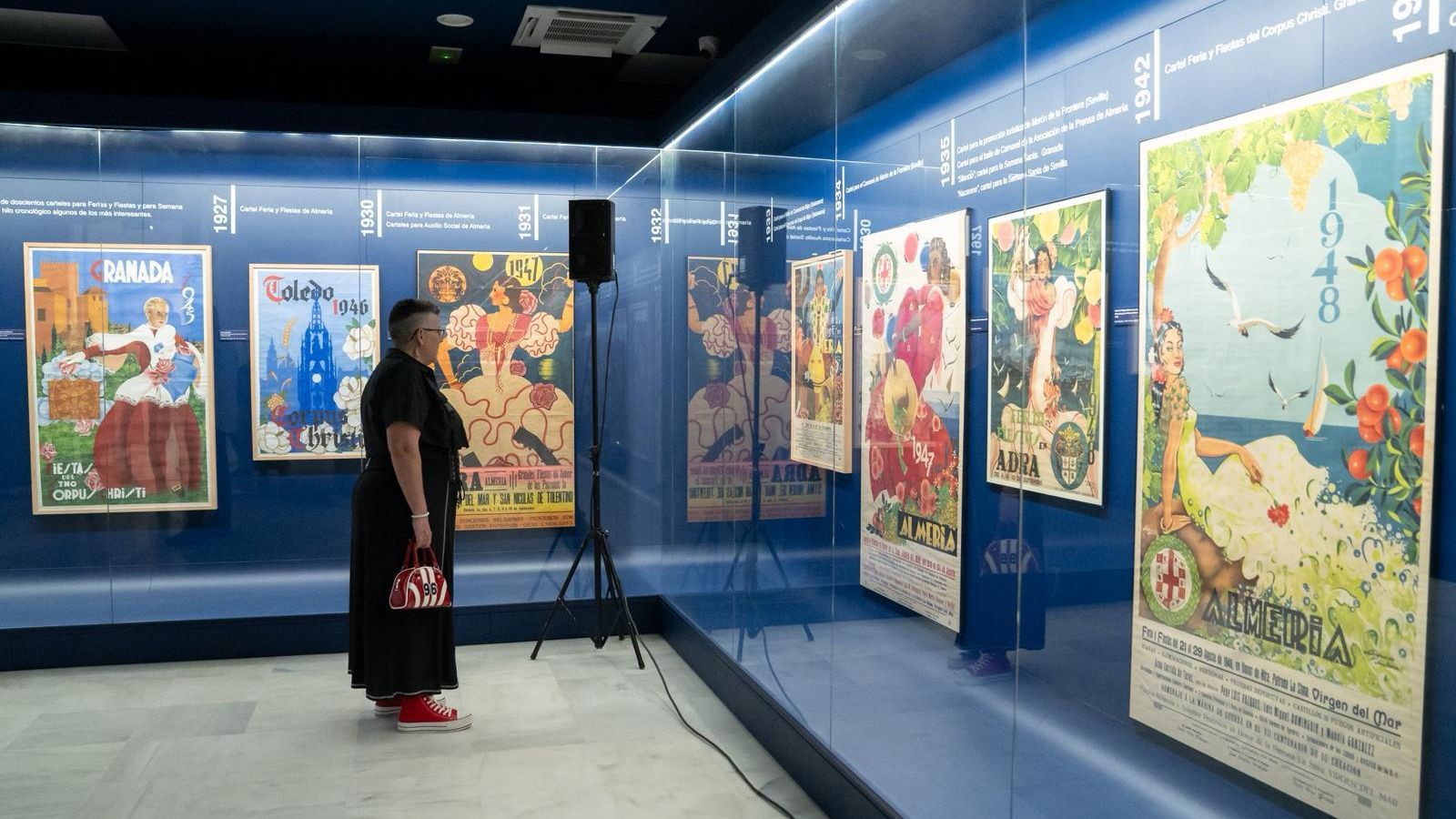 Una persona observa la obra de Salmerón Pellón.