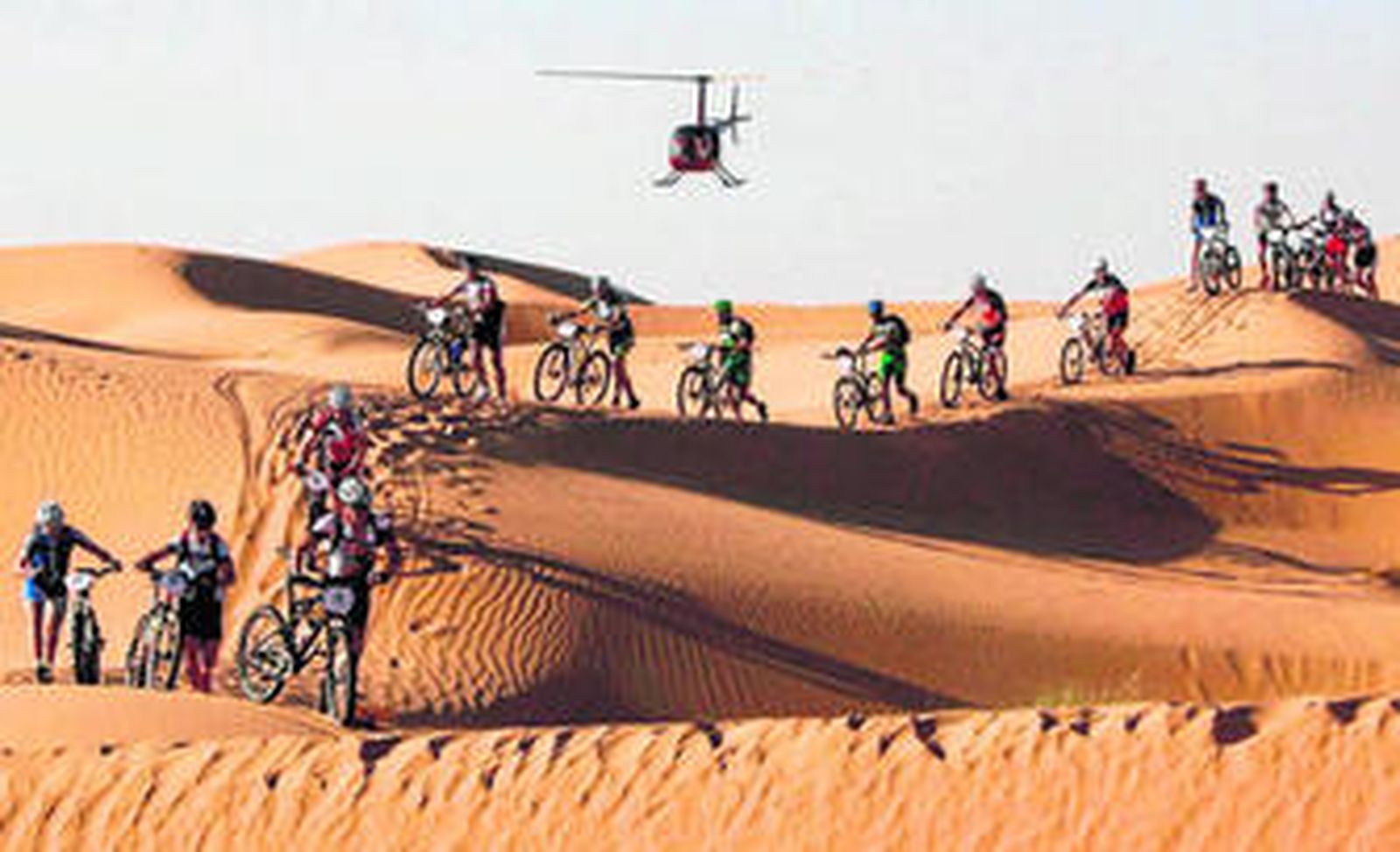 Los corredores sufriendo los primeros contratiempos en el paso de unas dunas cerca de la salida.