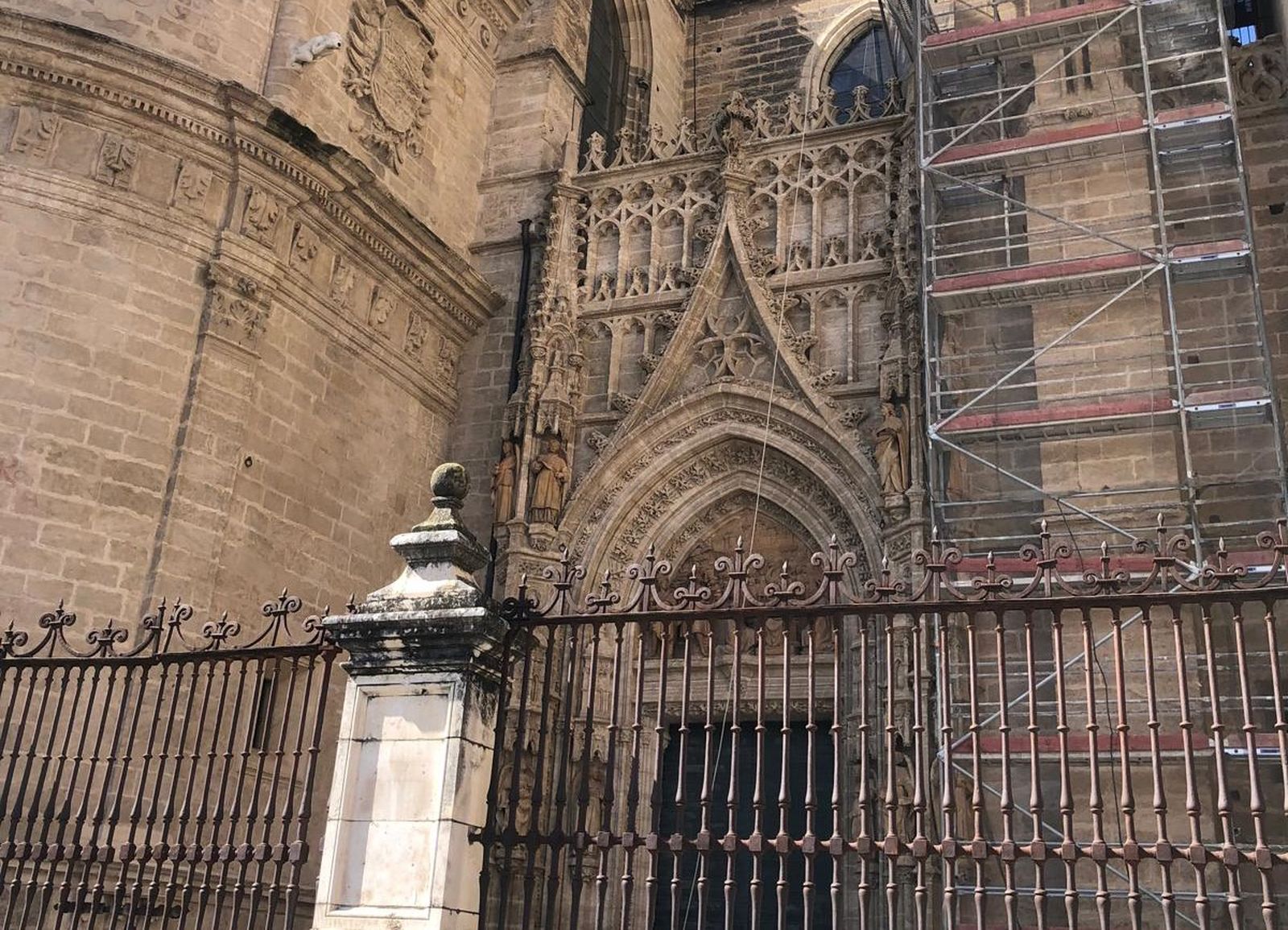Andamiaje junto a la Puerta de los Palos de la Catedral de Sevilla.
