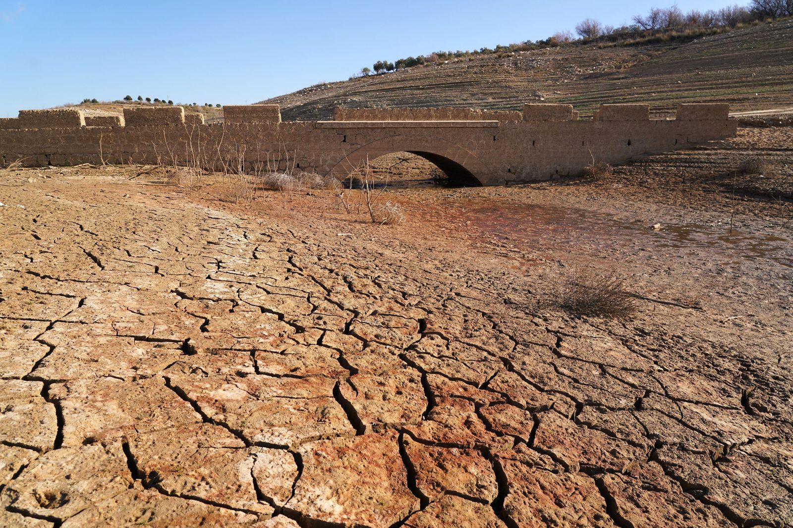 Los efectos de la sequía en el pantano de Guadalteba, en fotos
