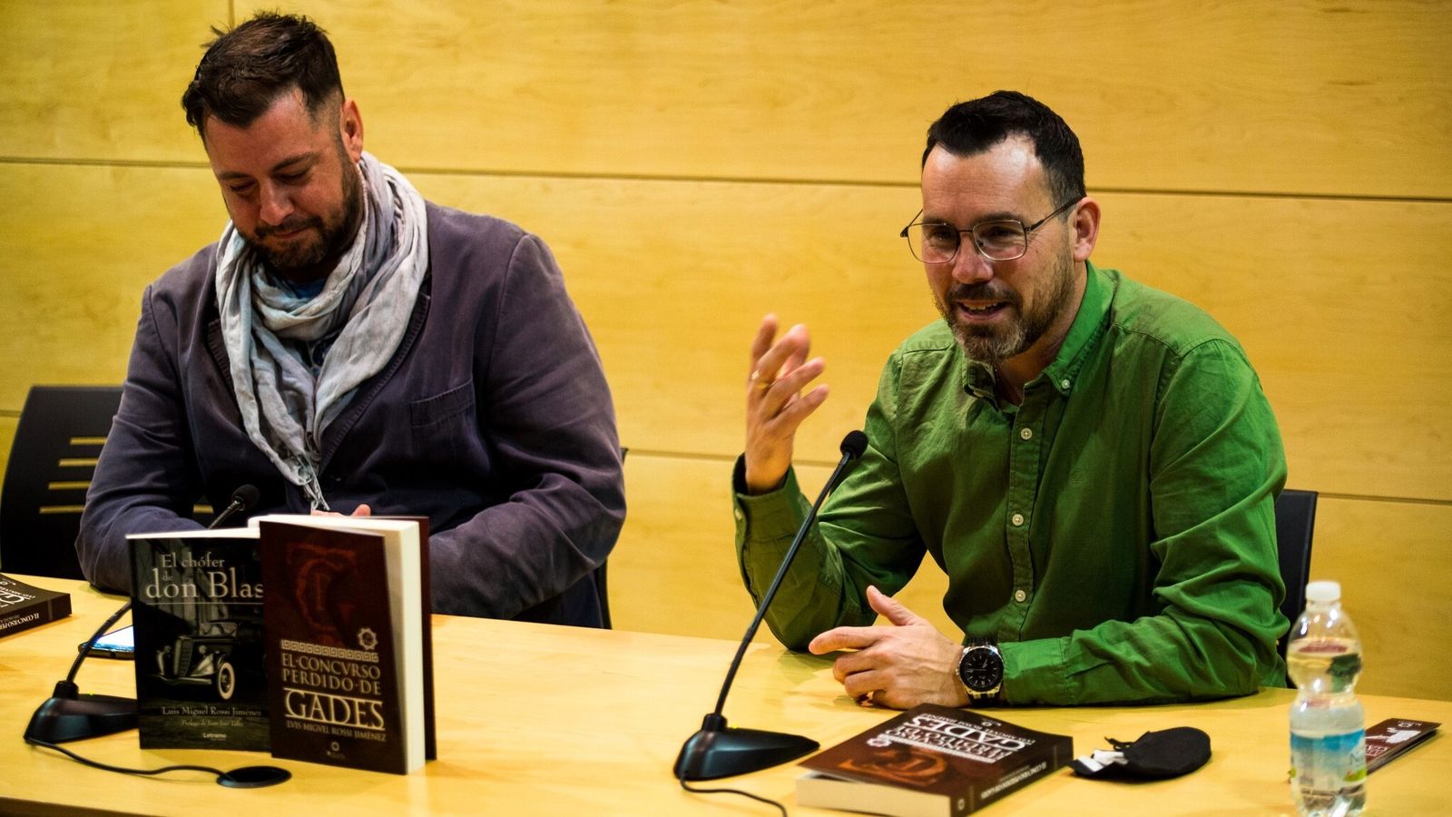 Juanma Bocuñano y Luis Rossi, durante el acto de presentación de la novela 'El concurso perdido de Gades'.
