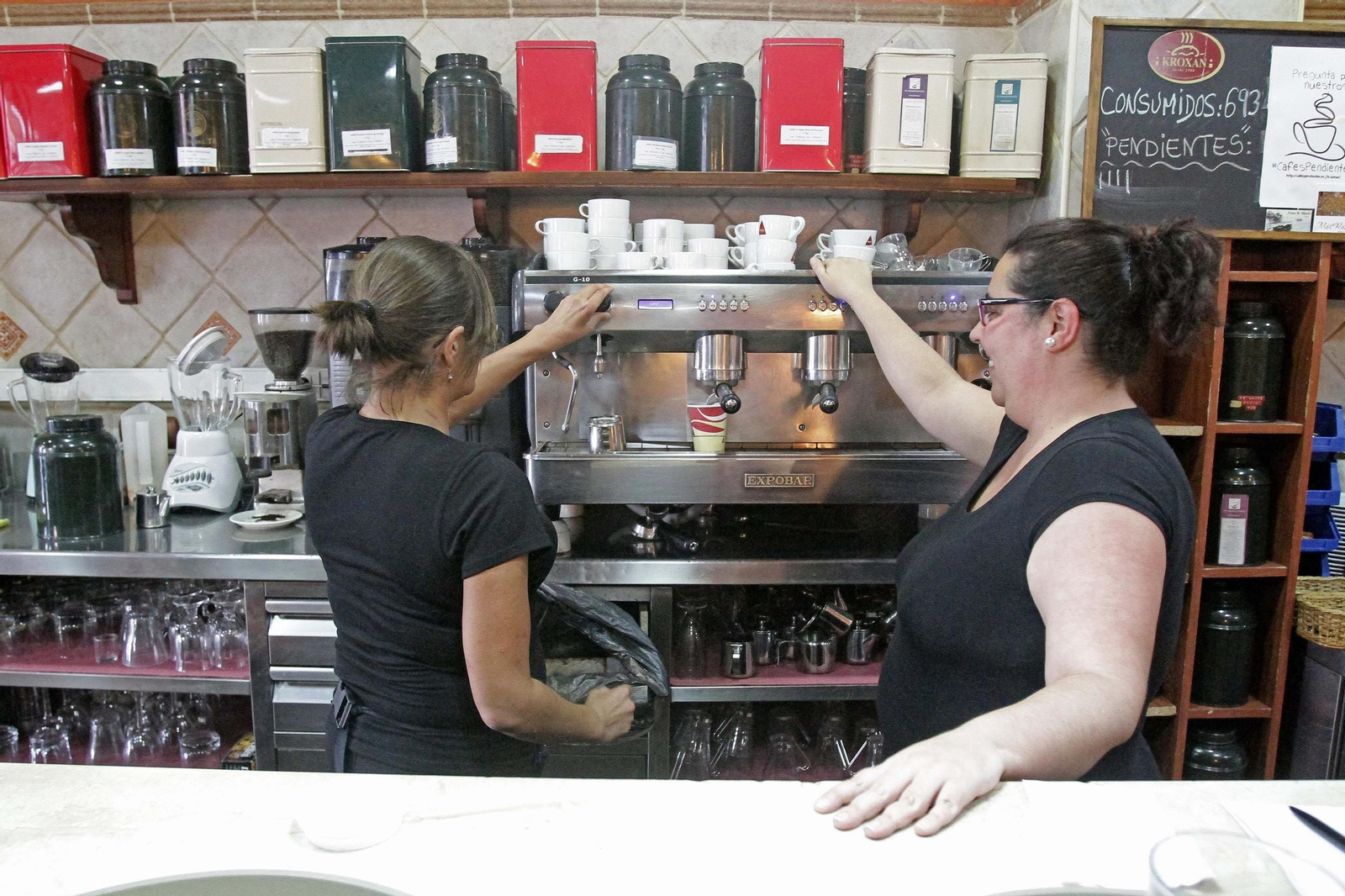 Dos camareras ante la cafetera de un bar, uno de los aparatos más usados.