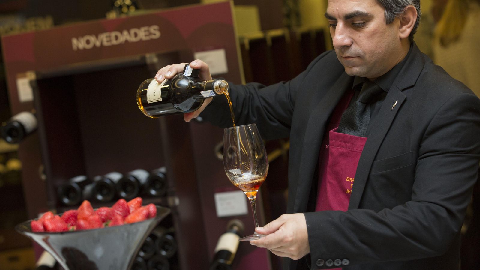 Un barman sirve una copa de Brandy de Jerez en una muestra del espirituoso jerezana en Madrid.